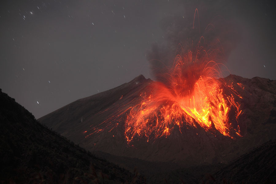 ज्वालामुखी बिष्फोट हुँदा ११ पर्वतारोहीको मृत्यु