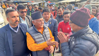 पूर्वप्रधानमन्त्री केपी शर्मा ओलीलाई रिम्नामा स्वागत गर्दै माओवादी केन्द्रका उपमहासचिव एवं पूर्वअर्थमन्त्री जनार्दन शर्मा