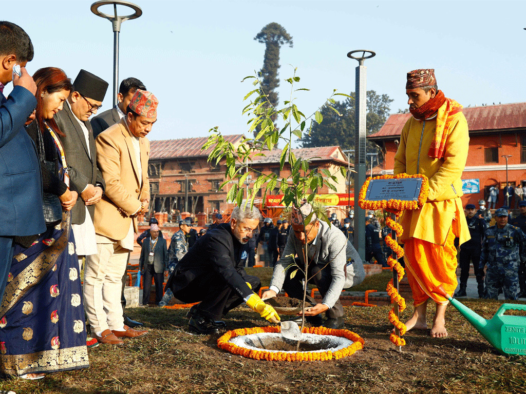 जयशंकरले गरे पशुपतिनाथको दर्शन,परिसरमा वृक्षारोपण