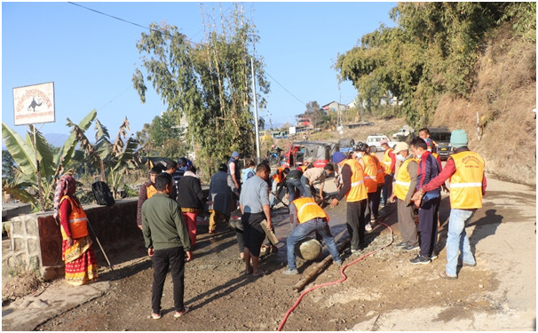 श्रमदानमार्फत भोजपुरको पुरानो बसपार्क क्षेत्रको सडक मर्मत