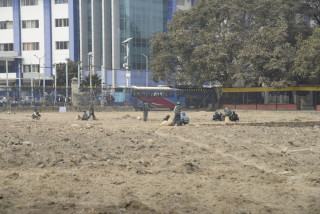 प्राकृतिक दुबोसहितको घाँसे चौर बनाइँदै खुलामञ्च