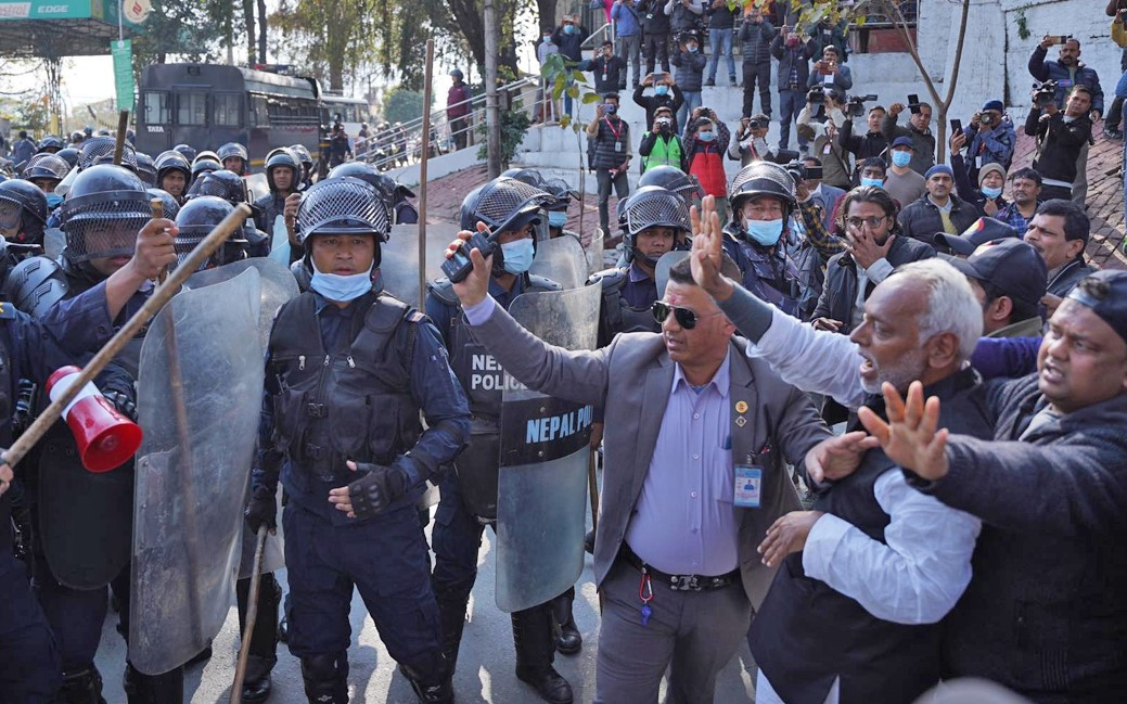 माइतीघर खुला गर्न माग गर्दै सडकमा आए राजेन्द्र महतो