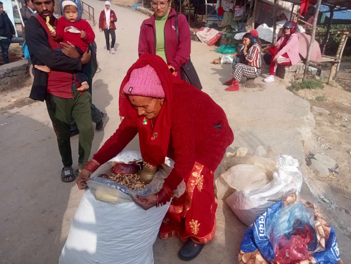 ४२ वर्षदेखि बदाम बेच्दै आएकी ७२ वर्षीया नमुना उद्यमी शिवमाया