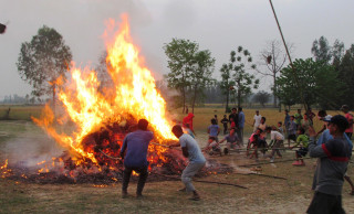 होलिका जलाएको खरानी लगाएर होली मनाउँदै कञ्चनपुरका थारु समुदाय