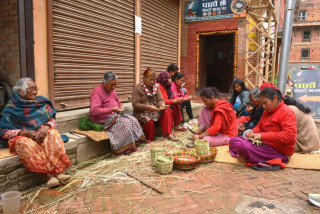 परम्परागत सीप सिकाउँदै ज्येष्ठ नागरिक