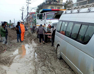 लगातारको वर्षाले साँगा-धुलिखेल सडकको यात्रा कष्टकर