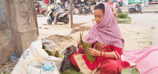 मकै पोल्ने र सालको पात बेच्ने महिला सम्मानित