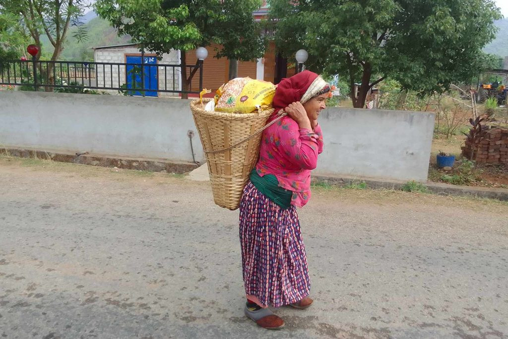 ३२ वर्षदेखि डोकोमा तरकारी बेच्दै स्याङ्जाकी लक्ष्मी खनाल