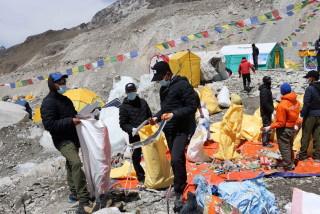 सफा हिमाल अभियान: सेनाले दुई शव र आठ हजार किलो फोहर उठायो