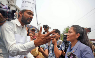 शिक्षामन्त्री सुमनाले भेटिन् माइतीघरमा एकल प्रदर्शन गरिरहेका चापागाईंलाई