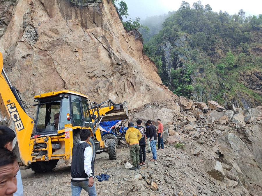 भट्टेडाँडामा ट्याक्टर र मोटरसाइकलमाथि खस्यो सुख्खा पहिरो, २ घाइते