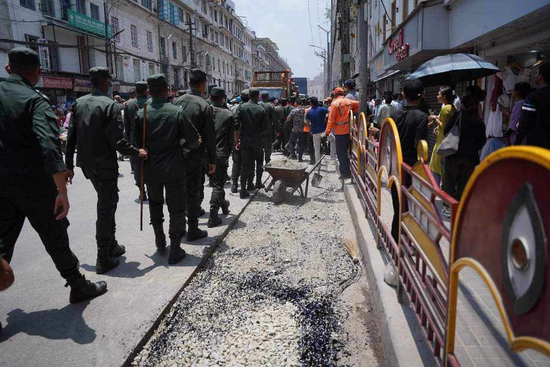 सडक विभागले गरेको पीच रोक्ने न्यूरोड पुगेको महानगर प्रहरी फर्कियो