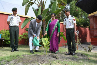 राष्ट्रपति भवन परिसरमा राष्ट्रपतिले पलाँसकाे बिरुवा राेपेर बृक्षाराेपरणकाे शुभारम्भ गरे