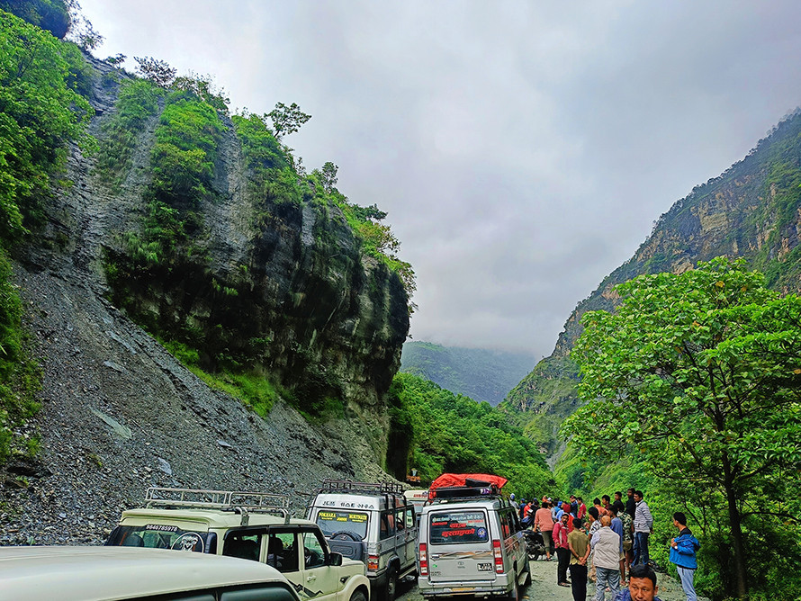 मनाङको बाटो सधैँ जोखिमपूर्ण, सास्तीमा यात्री