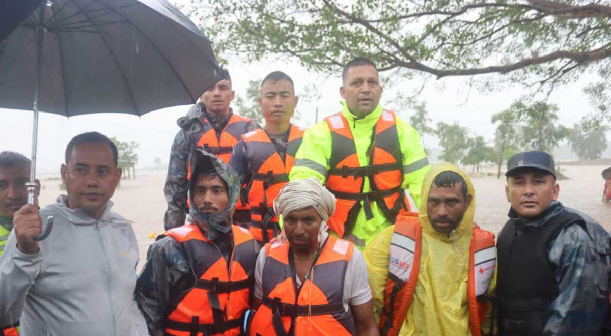 राप्ती नदीको बाढीमा फसेका २ जनाको  उद्धार, एकजना बेपत्ता