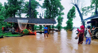 बेलौरीका बाढी प्रभावित परिवार घर फर्कँदै