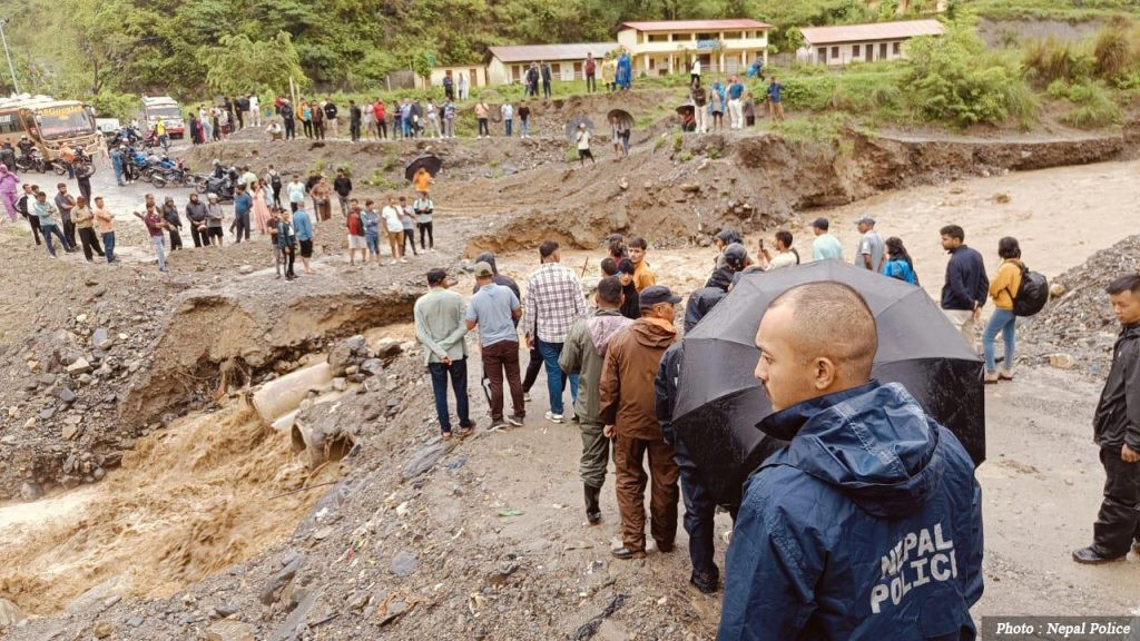 प्रहरीले भन्यो– सडकको अवस्था बुझेर मात्रै यात्रा गर्नुहोला