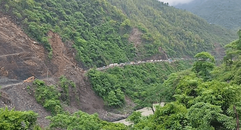 नारायणगढ–मुग्लिन सडकखण्डमा पहिरोले दुईवटा बस पुर्‍यो, केही यात्रु बेपत्ता