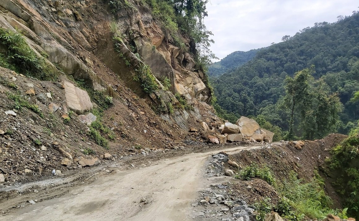 बाढीपहिरोले मध्यपहाडी राजमार्गको ४० किलोमिटर क्षतिग्रस्त