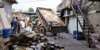 वीरगञ्ज महानगरले थुपार्‍यो तीन वटा उद्योगको गेटमा फोहोर