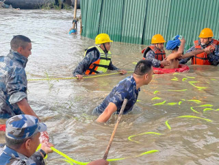 कीर्तिपुरमा बाढीमा फसेका १५ जनाको सशस्त्र प्रहरीद्वारा उद्धार