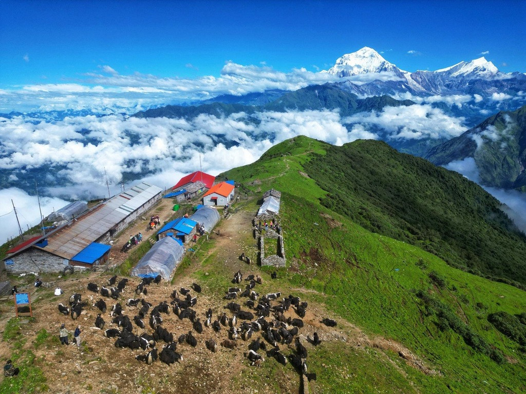 वर्षापछि खुलेको मौसम : धौलागिरी र माछापुच्छ्रे हिमाल