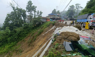 दाउन्नेमा भासिएकाे सडक मर्मत गर्न यातायात सञ्चालनमा रोक