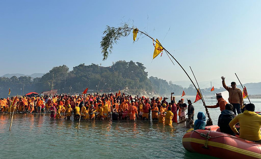 साउनमा देवघाट मेलामा एक लाख भक्तजनले गरे स्नान