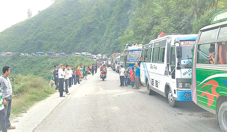 काठमाडौंको नागढुङ्गामा ठुलो पहिरो, राजमार्ग अवरुद्ध