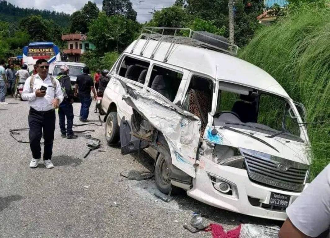 बस र माइक्रो ठोक्किँदा आठजना घाइते