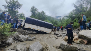 सिन्धुलीको खाङ्साङ बेसी खोलामा ट्रक फस्दा सडक अवरुद्ध