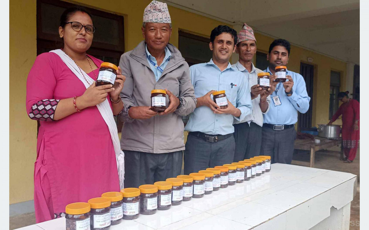 गोरखाका विद्यालयमा लप्सीको अचार बनाउन सिकाइँदै