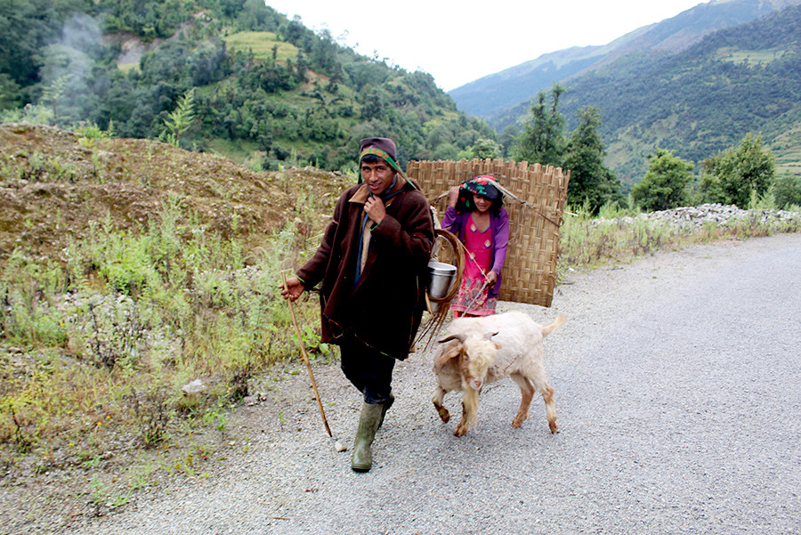 भेडाका ऊनबाट बागलुङमा उत्पादित कपडा विदेश निर्यात