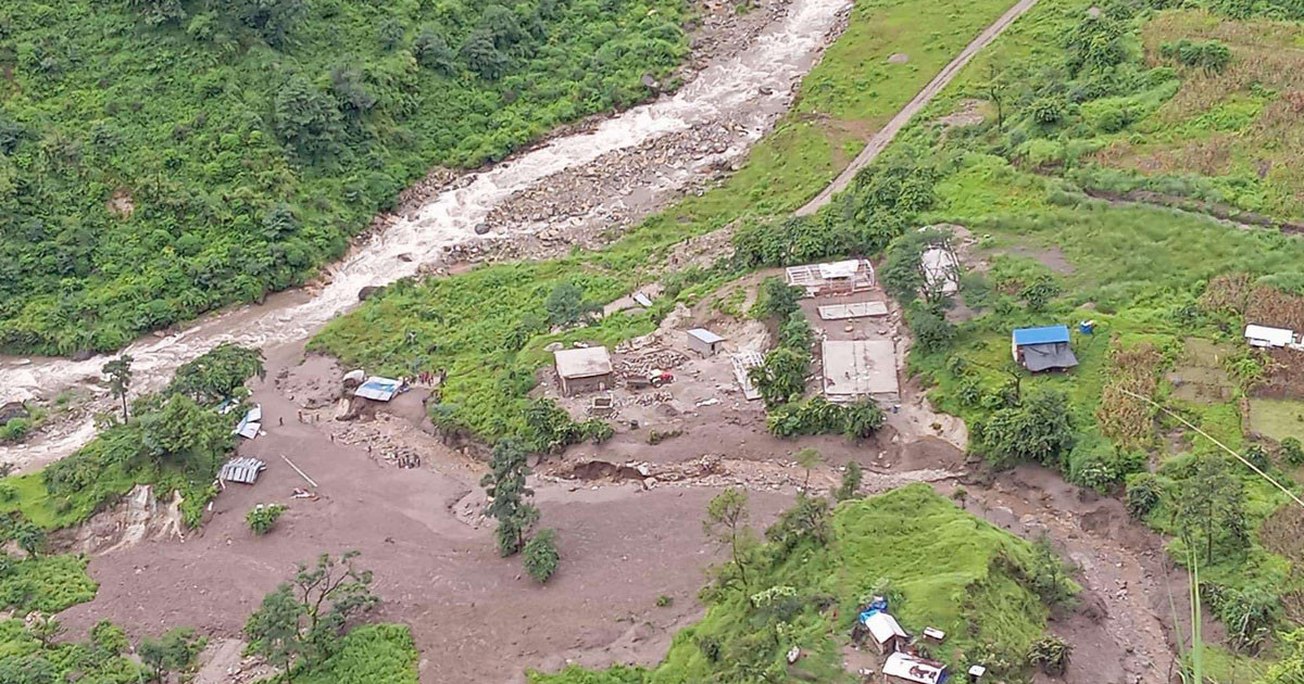 धार्चे पहिरोः ज्यान गुमाएका परिवारलाई नगद सहयोग