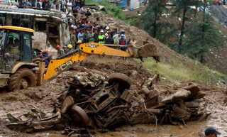 झ्याप्लेखोलाको पहिरोः गोरखाबाट काठमाडौँ छुटेको बस भेटियो