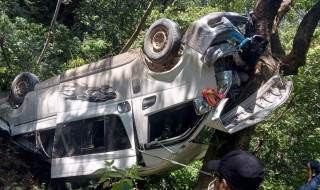 काठमाडौंबाट पोखरा गइरहेको माइक्रो बस भिरमा खस्यो