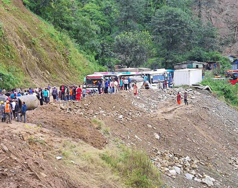 दुईतर्फी खुल्यो झ्याप्ले खोला सडक