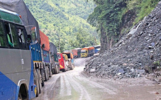 दसैँको मुखमा कष्टकर यात्रा, जोखिमपूर्ण यात्रा नगर्न सुझाव