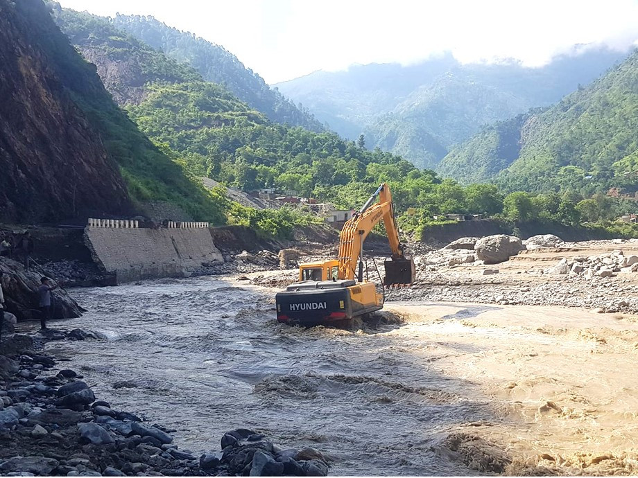 बीपी राजमार्ग  सडक बाढीले बगाएपछि अस्थायी ट्रयाक खोल्न थालियो