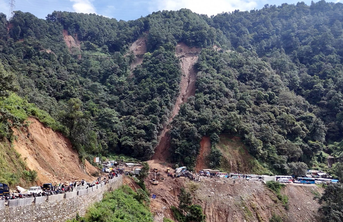 झ्याप्ले खोलाको पहिरोमा पुन : खोजी, काठमाडौं भित्रिने र बाहिरिने सवारीसाधनलाई आलोपालो