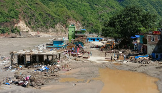 बाढीपहिरोमा परी २३९ जनाको मृत्यु