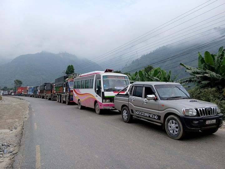 बिपी राजमार्ग ठप्प भएपछि पृथ्वी राजमार्गमा सवारीको चाप