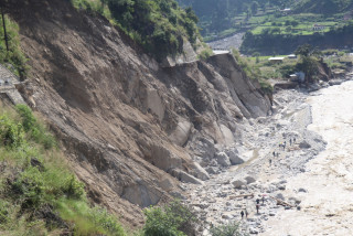 बीपी राजमार्गमा रोकिएका सवारीसाधन वैकल्पिक बाटोबाट गन्तव्यतर्फ जाँदै