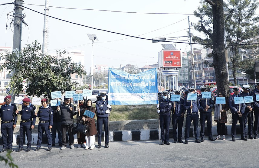 भ्रष्टाचारविरुद्धको अभियानमा ऐक्यबद्धता जाहेर गर्दै माइतिघरमा प्रदर्शन