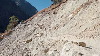 सुक्खा पहिरोले हुम्लाको खच्चा सडक अवरुद्ध