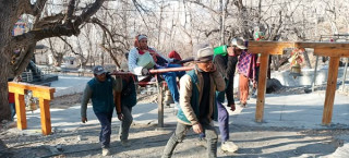 भक्तजनलाई बोकेर मुक्तिनाथ मन्दिर लैजाँदै