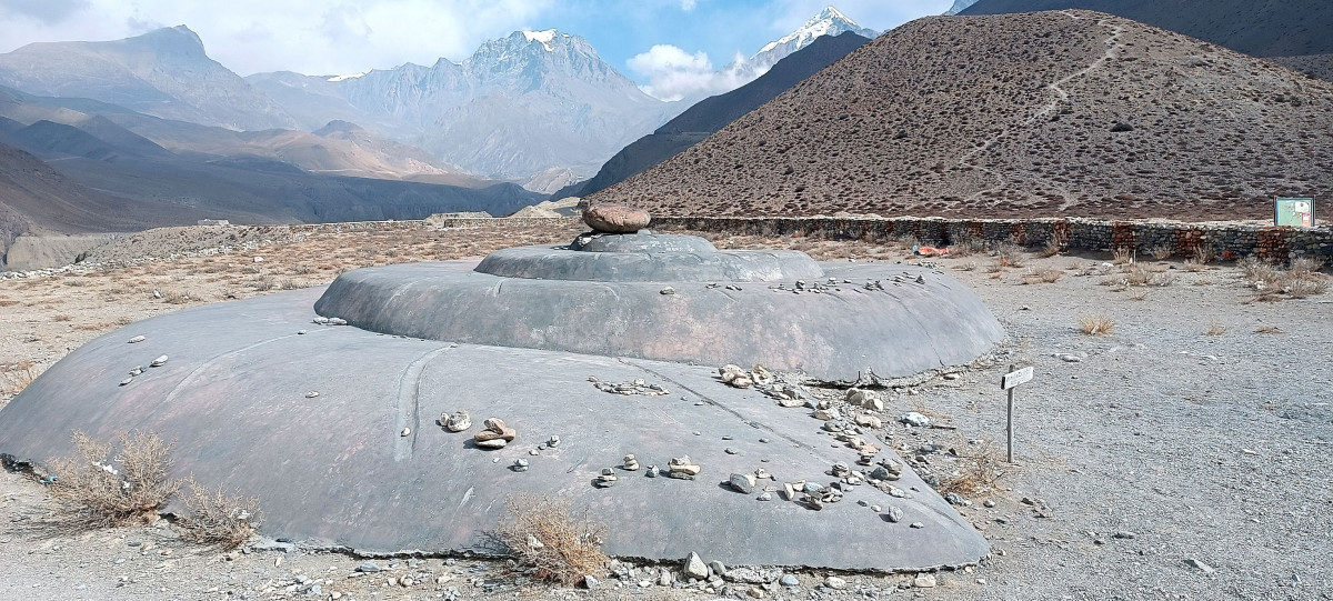 मानवनिर्मित विशाल शालग्राम