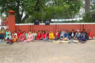 तिलगङ्गाका विस्थापित स्थानीयद्वारा धर्ना