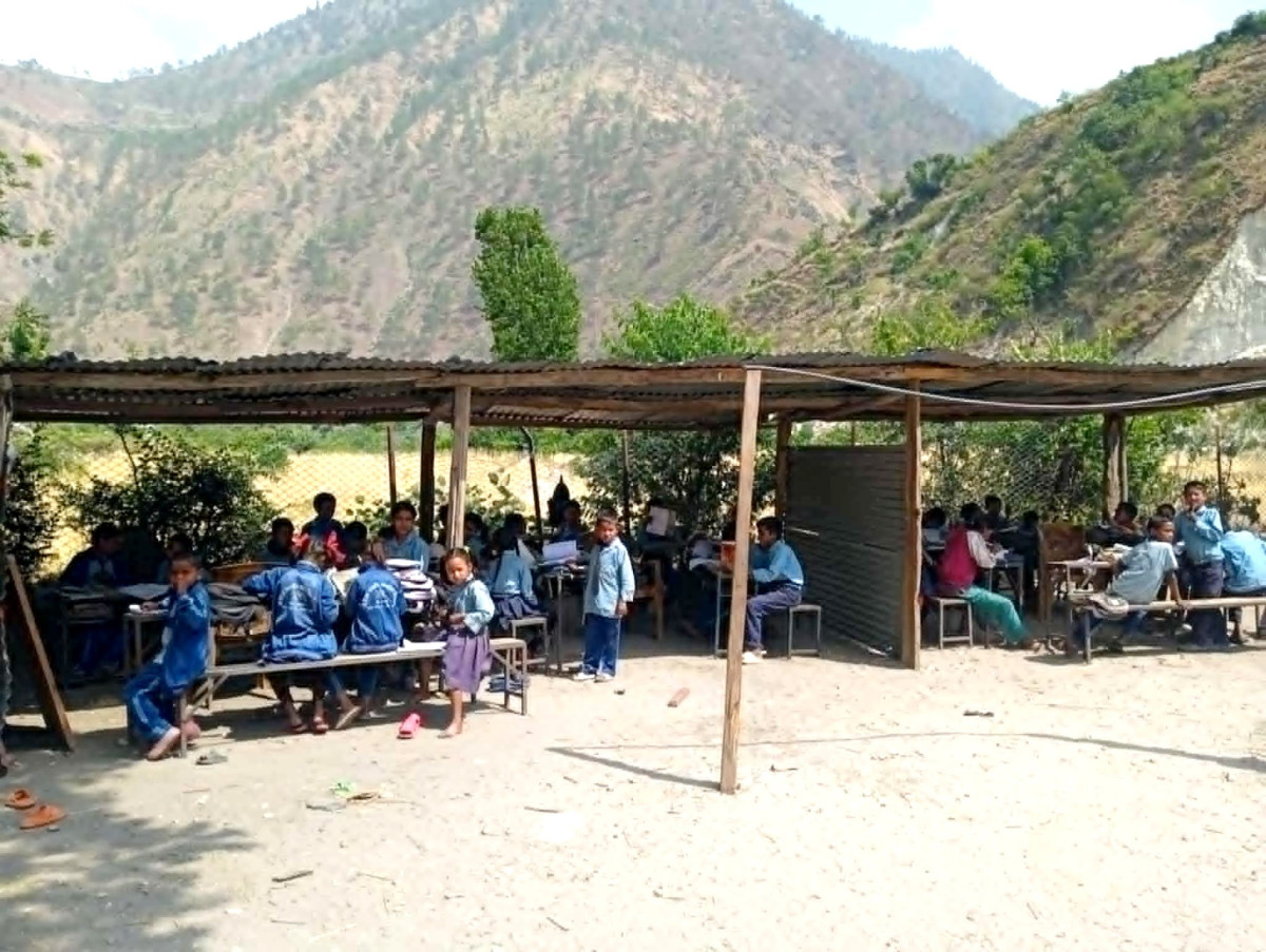 टहरामा पढ्न बाध्य विद्यार्थी