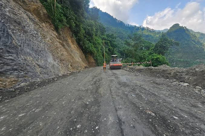 पहिरो खसेपछि कृष्णभीर सडक पूर्ण रूपमा अवरुद्ध
